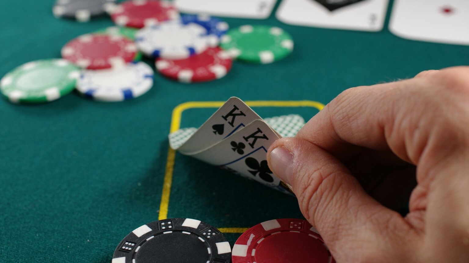 Cách Nhận Biết Nhà Cái Uy Tín Dành Cho Người Chơi Game Bàn chơi roulette và khung cảnh giải trí trực tuyến hiện đại (Photo by Michał Parzuchowski on Unsplash)